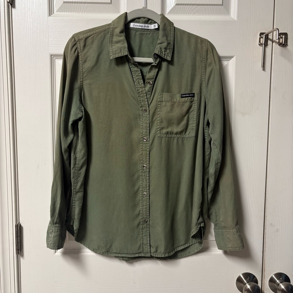 💜 3/$15. Calvin Klein button down shirt, women’s small, green